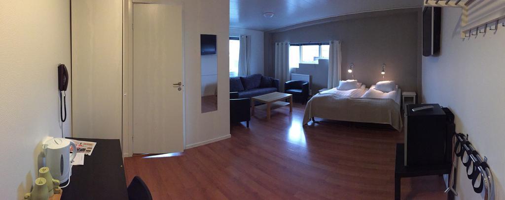 קירונה Hotel E-10 By First מראה חיצוני תמונה