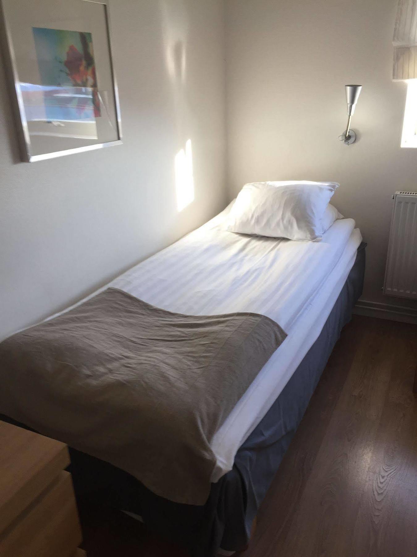 קירונה Hotel E-10 By First מראה חיצוני תמונה