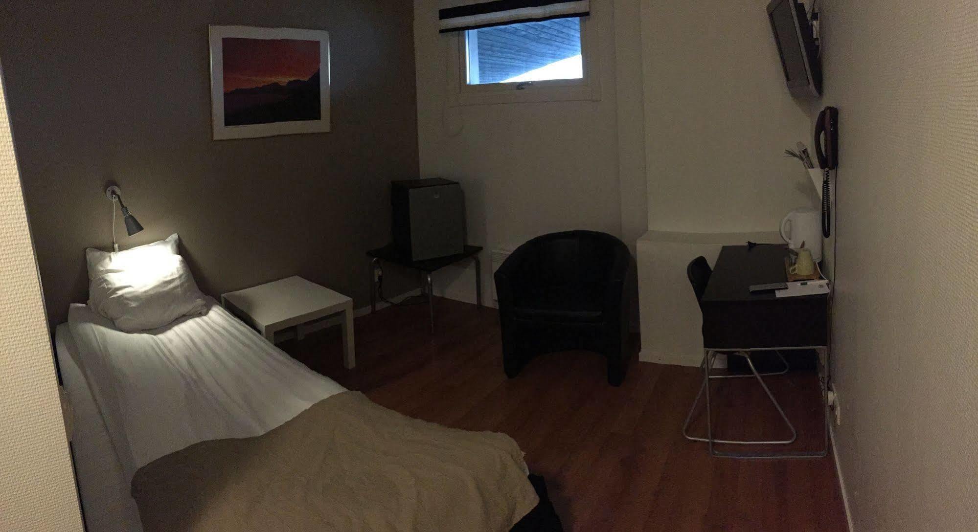 קירונה Hotel E-10 By First מראה חיצוני תמונה