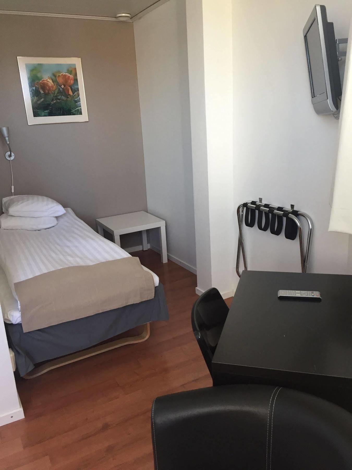 קירונה Hotel E-10 By First מראה חיצוני תמונה